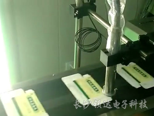 領(lǐng)達(dá)噴碼機(jī)配分頁(yè)機(jī)在制藥行業(yè)使用